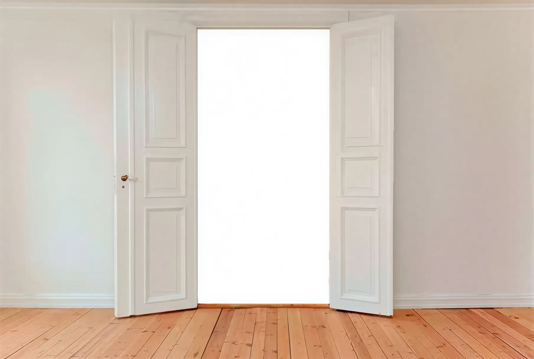 Los Pintores Getafe lacando puerta interior en blanco con acabado profesional