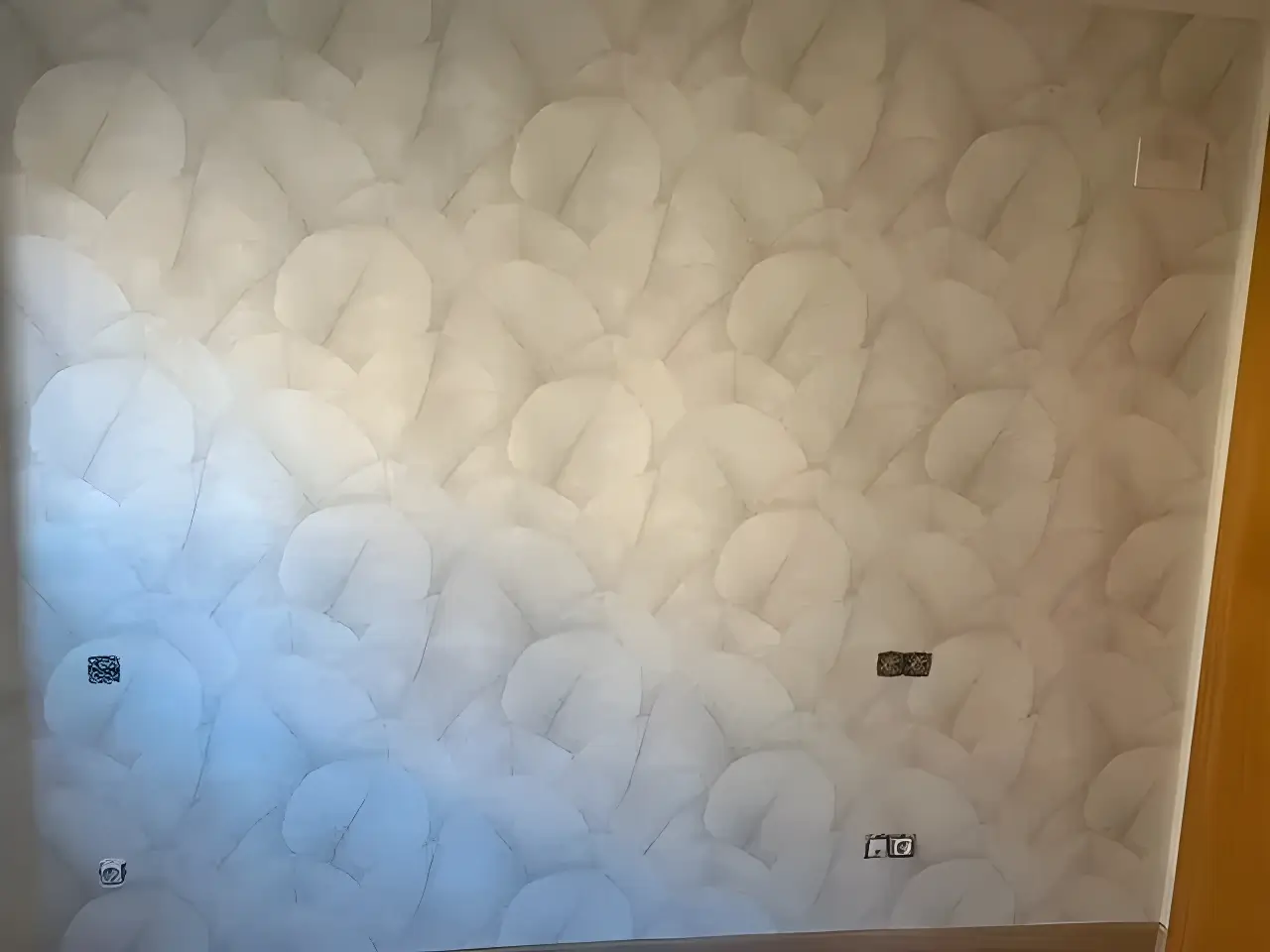 Los Pintores Getafe aplicando papel pintado de textura clara en salón reformado