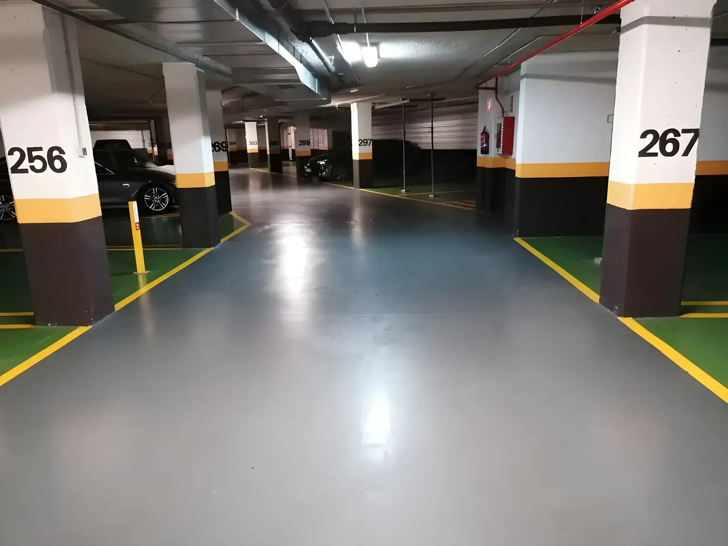 Garaje comunitario pintado y señalizado por Los Pintores Getafe