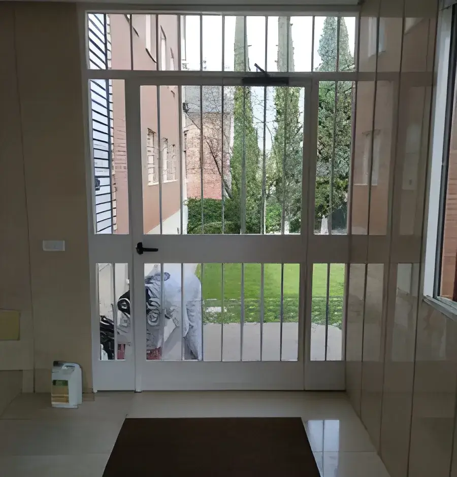 Portal de comunidad pintado por Los Pintores Getafe con acabado luminoso