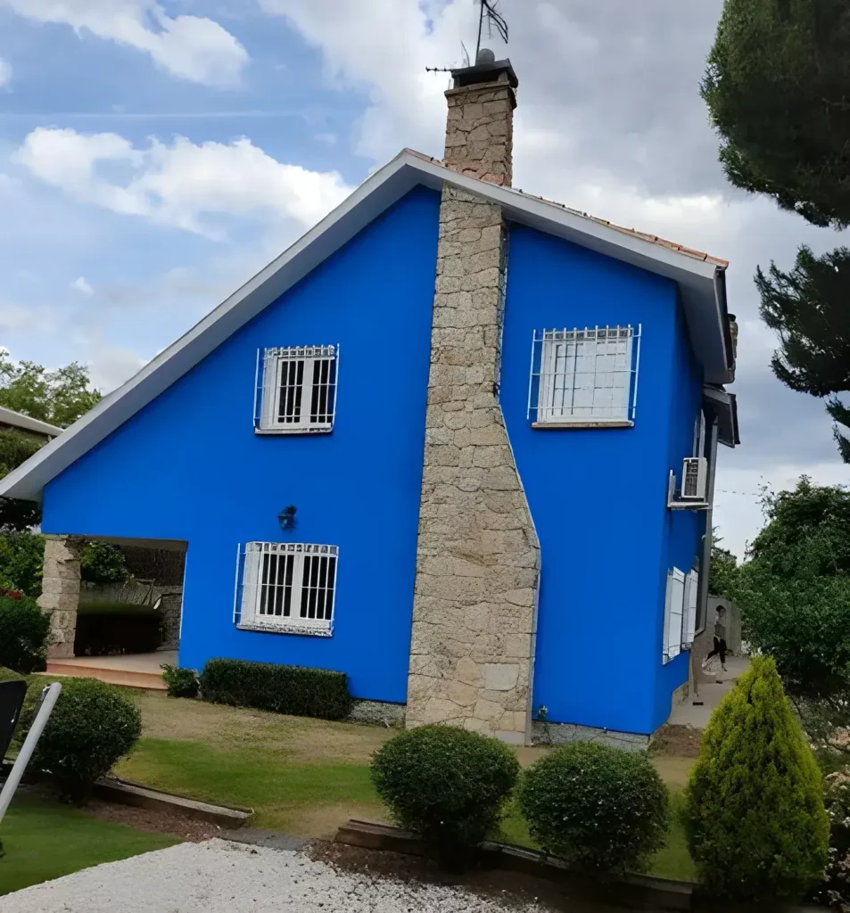 Los Pintores Getafe pintando fachada de casa unifamiliar en color azul intenso