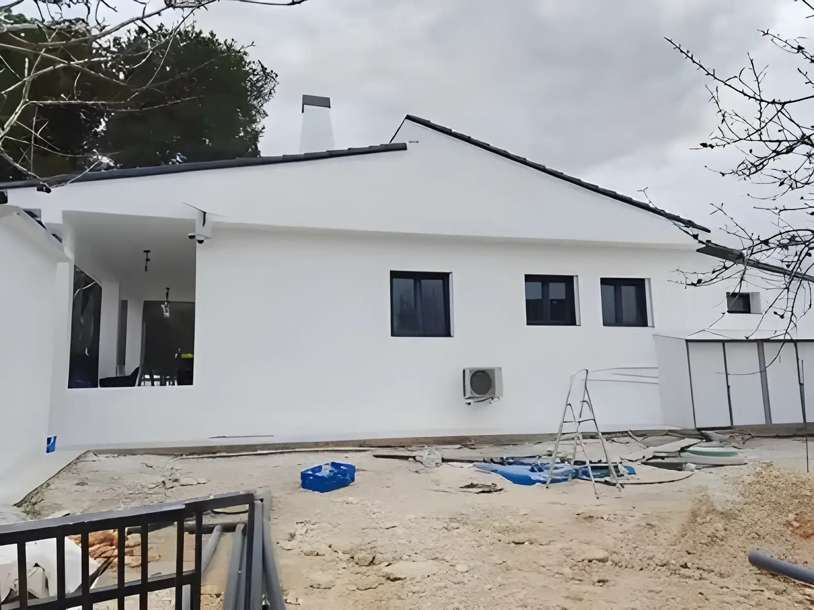 Los Pintores Getafe Fachada de chalet blanco recién pintada con acabado profesional