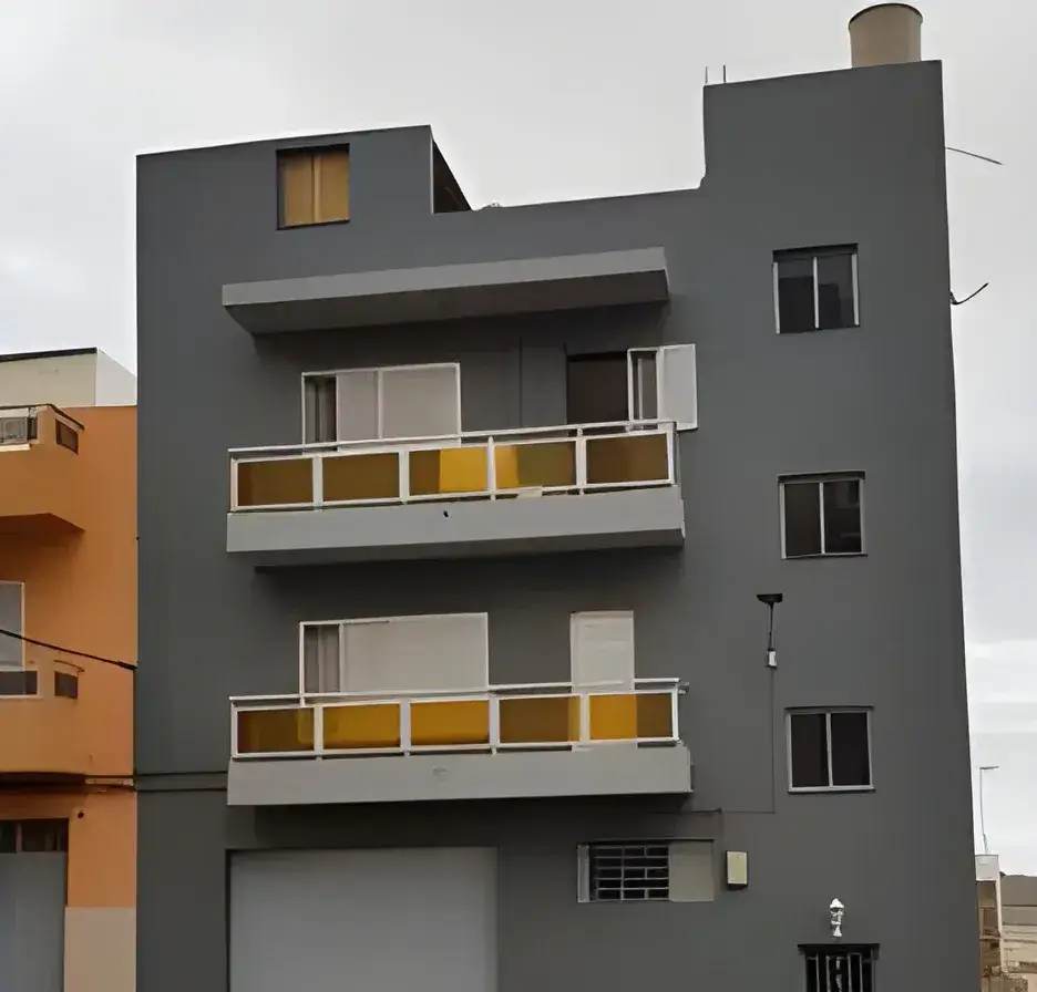 Los Pintores Getafe Rehabilitación y pintado de fachada de comunidad en color gris moderno