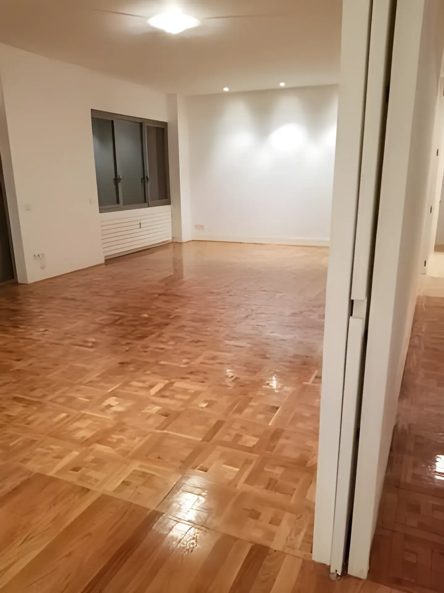Salón amplio pintado en blanco por Los Pintores Getafe, acabado limpio y luminoso