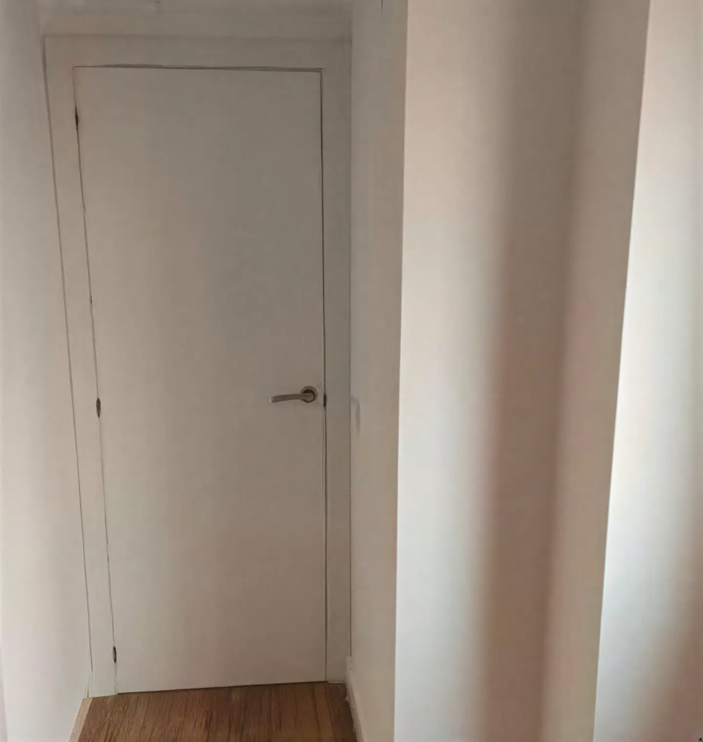 Puerta interior lacada en blanco en pasillo realizada por Los Pintores Getafe