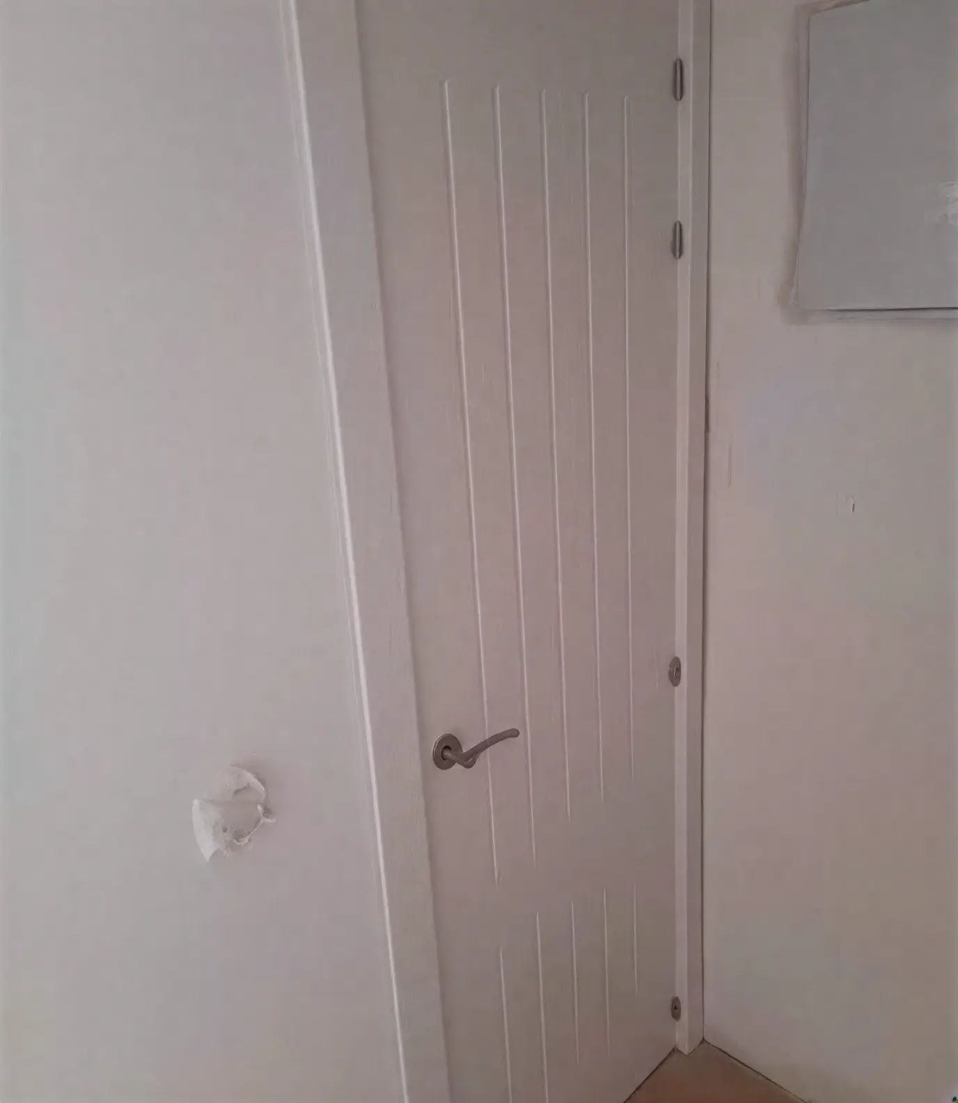 Puerta moderna con ranuras lacada en blanco por pintores profesionales en Getafe