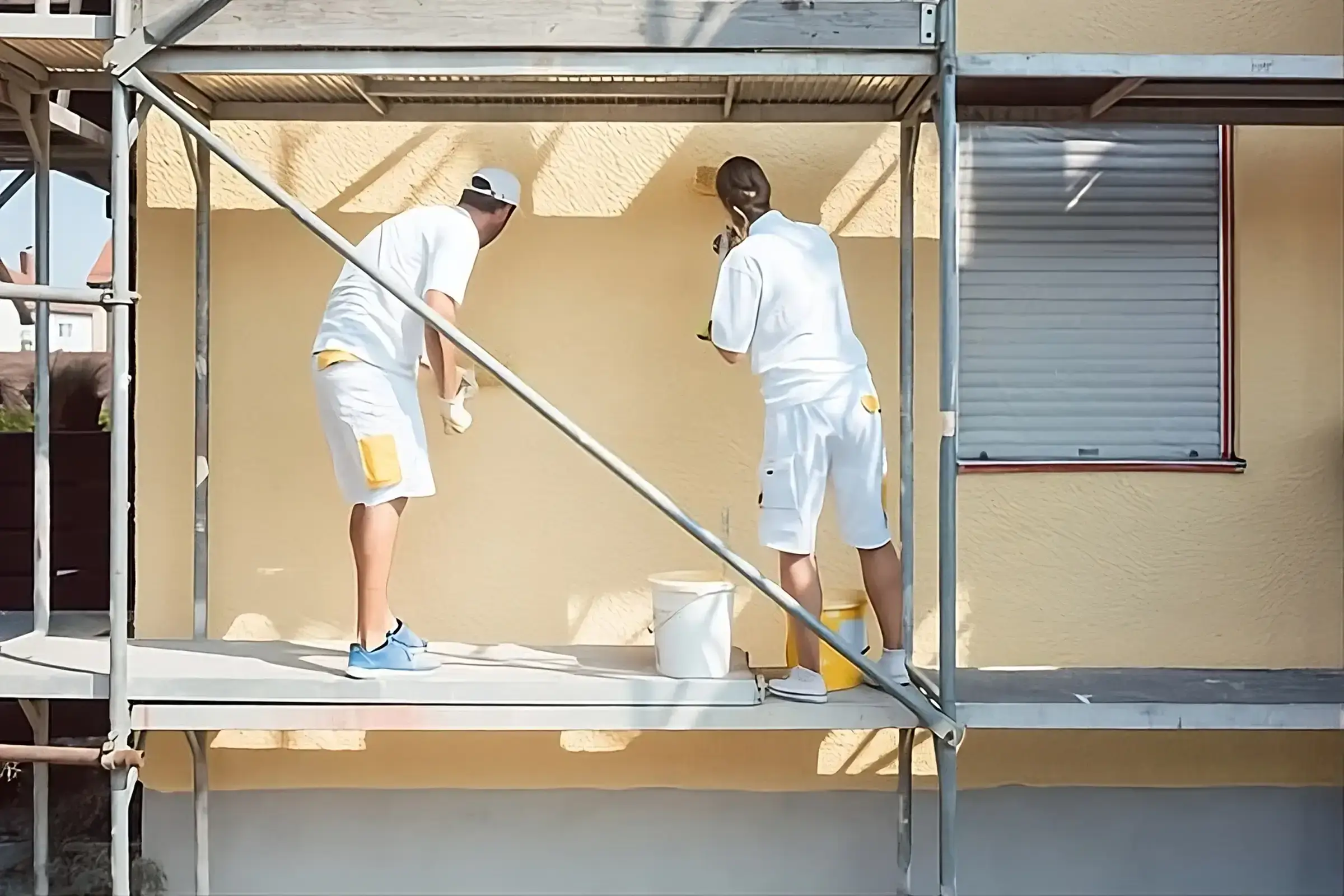 Los Pintores Getafe aplicando pintura exterior de alta calidad en fachada de vivienda